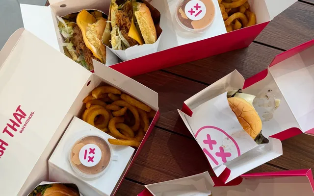 Hamburguesa artesanal recién servida