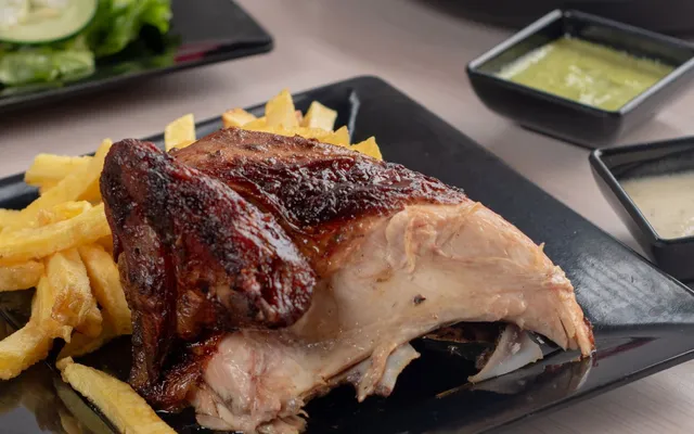 Pollo a la brasa con papas, listo para delivery